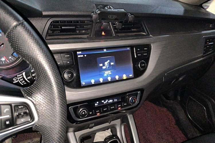 Used Geely Auto Vision X3 2017 1.5L Automatic Luxury Model Audio And AC Panel