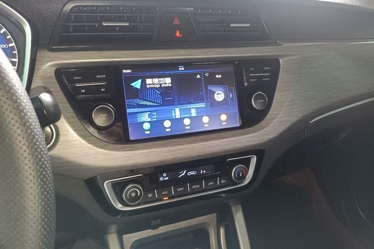 Used Geely Auto Vision X3 2017 1.5L Automatic Luxury Model Audio And AC Panel