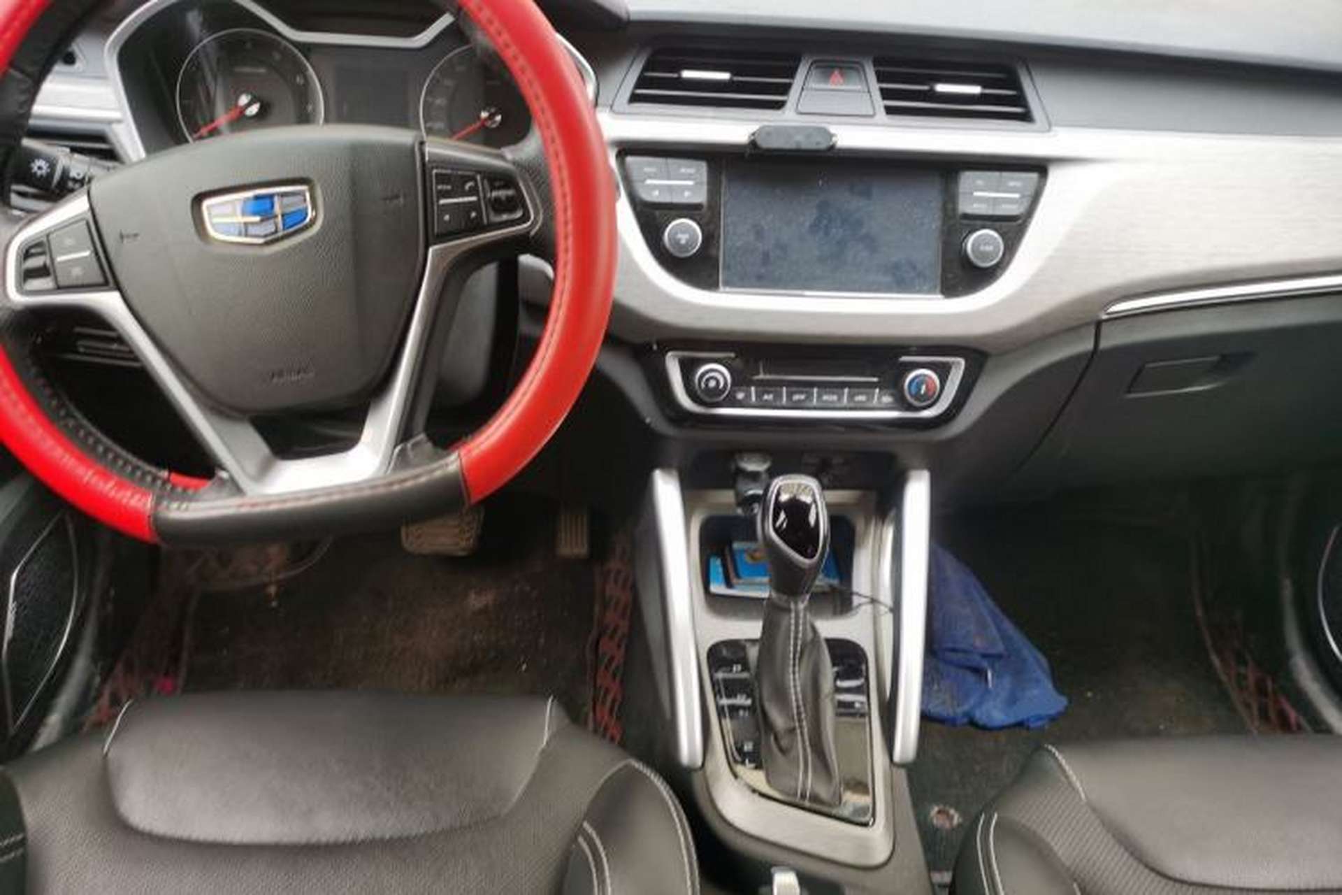 Used Geely Auto Vision X3 2017 1.5L Automatic Elite Model Center Console