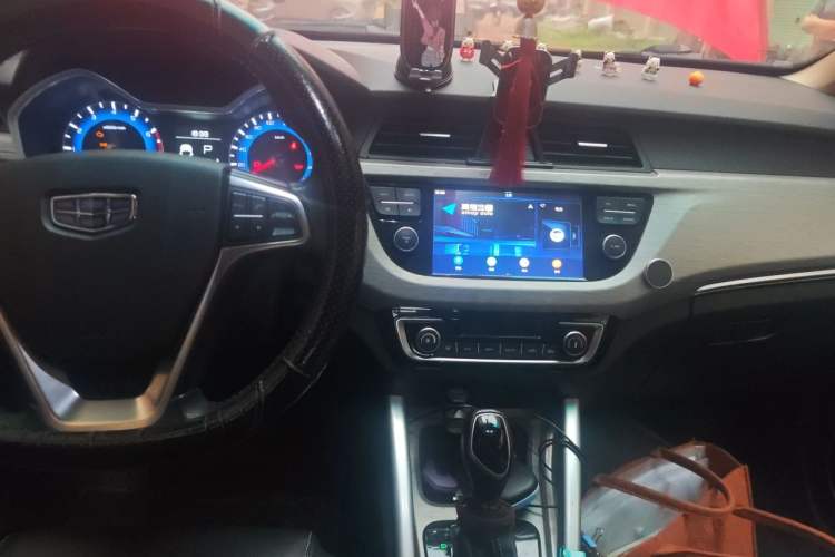 Used Geely Auto Vision X3 2017 1.5L Automatic Elite Model Center Console