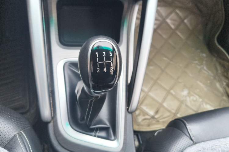 Used Geely Auto Vision X3 2017 1.5L Manual Luxury Model Gear Lever