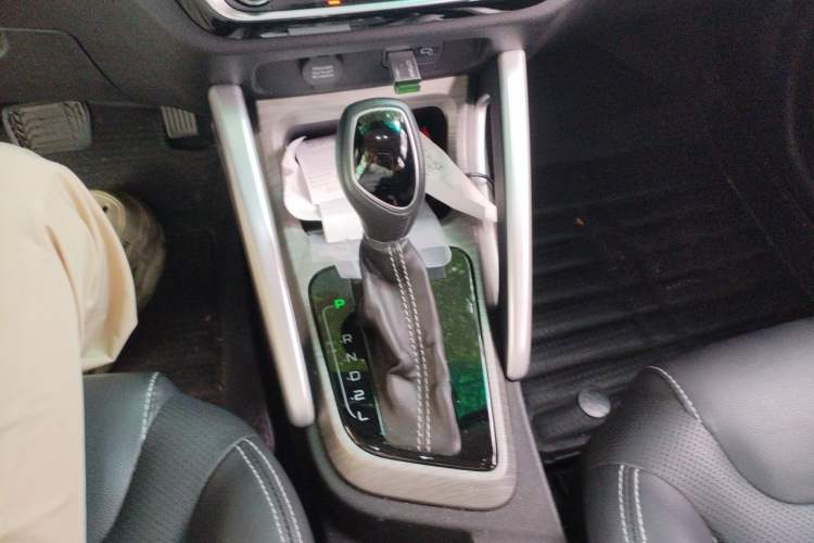 Used Geely Auto Vision X3 2017 1.5L Automatic Elite Model Gear Lever