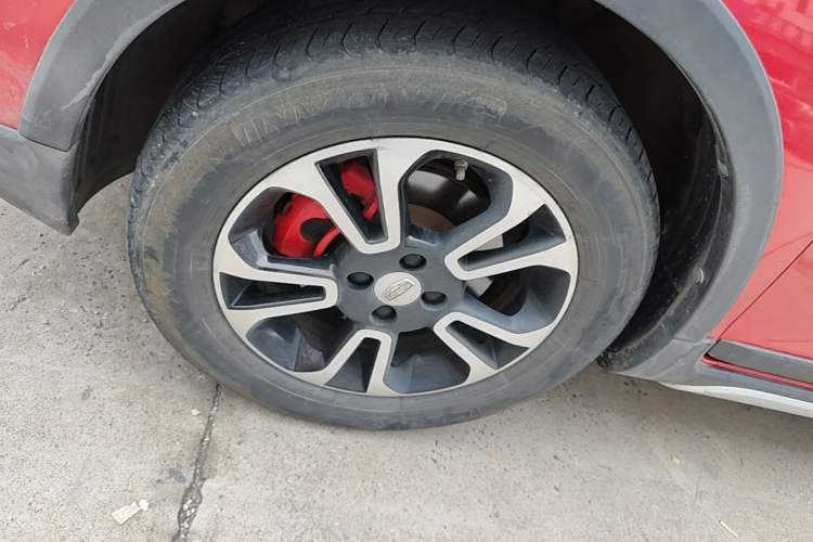 Used Geely Auto Vision X3 2017 1.5L Automatic Luxury Model Left Front Wheel Hub