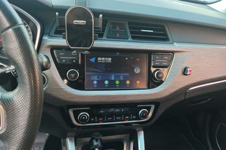 Used Geely Auto Vision X3 2017 1.5L Automatic Luxury Model Audio And AC Panel