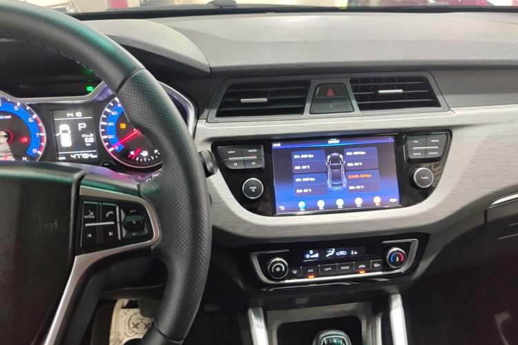Used Geely Auto Vision X3 2017 1.5L Automatic Luxury Model Audio And AC Panel