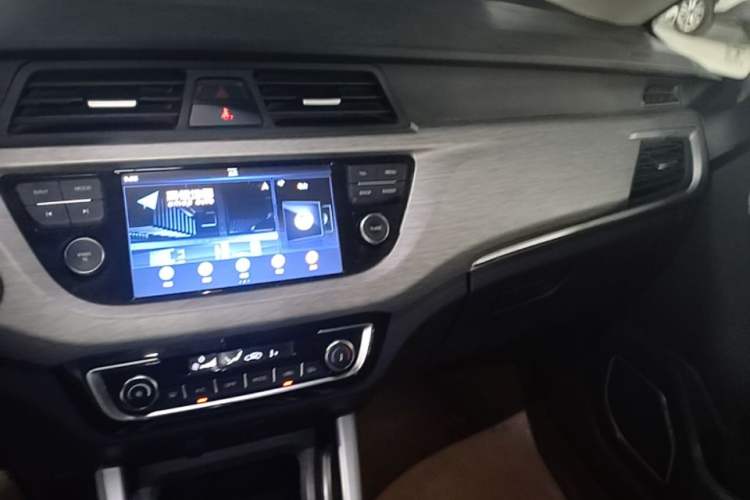 Used Geely Auto Vision X3 2017 1.5L Manual Luxury Model Audio And AC Panel