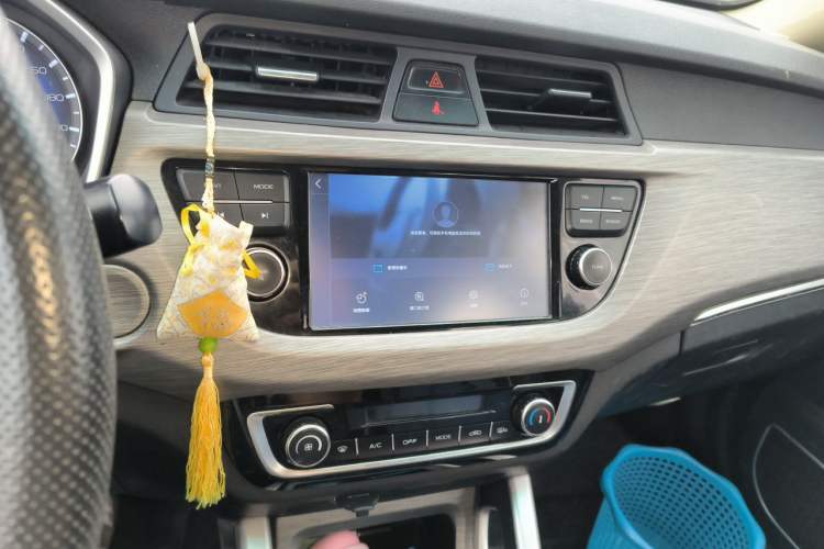 Used Geely Auto Vision X3 2017 1.5L Manual Luxury Model Audio And AC Panel