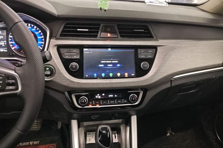 Used Geely Auto Vision X3 2017 1.5L Automatic Luxury Model Audio And AC Panel