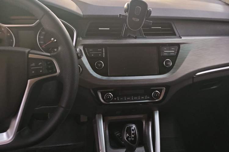Used Geely Auto Vision X3 2017 1.5L Automatic Luxury Model Audio And AC Panel
