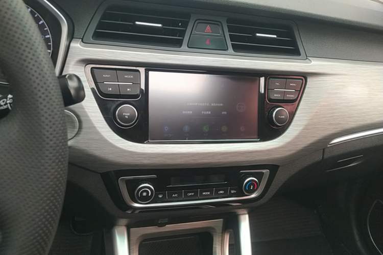 Used Geely Auto Vision X3 2017 1.5L Manual Luxury Model Audio And AC Panel