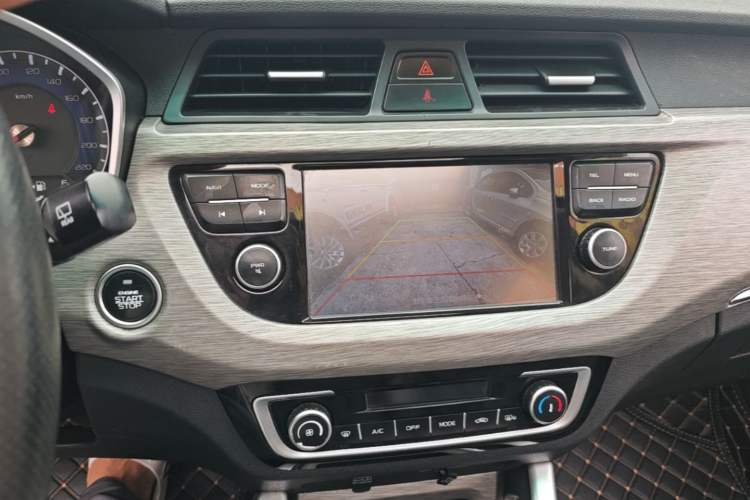 Used Geely Auto Vision X3 2017 1.5L Automatic Luxury Model Audio And AC Panel