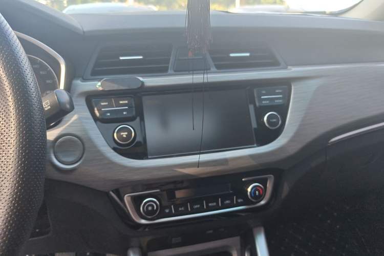 Used Geely Auto Vision X3 2017 1.5L Manual Luxury Model Audio And AC Panel