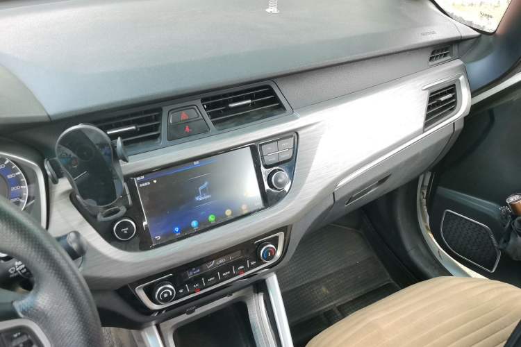 Used Geely Auto Vision X3 2017 1.5L Manual Luxury Model Audio And AC Panel