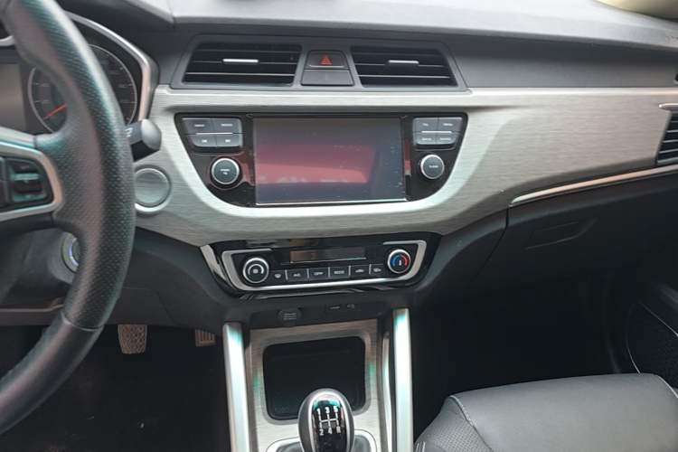 Used Geely Auto Vision X3 2017 1.5L Manual Luxury Model Audio And AC Panel