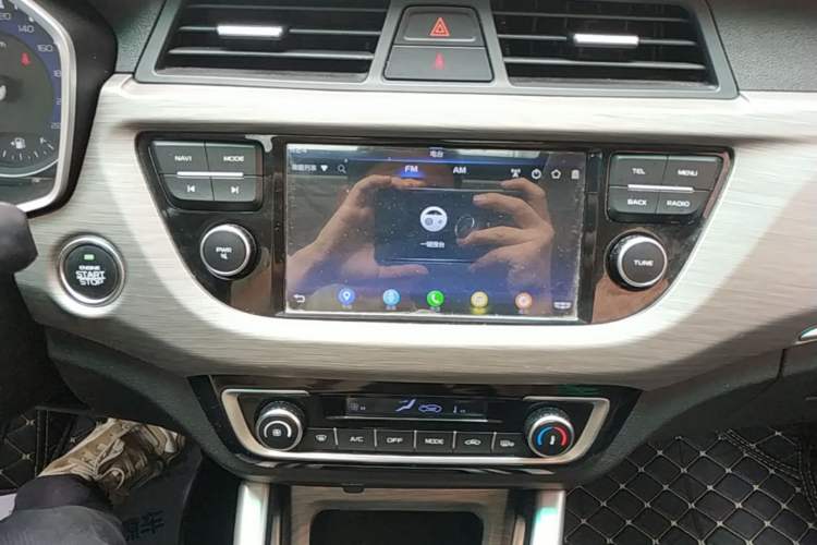 Used Geely Auto Vision X3 2017 1.5L Automatic Luxury Model Audio And AC Panel