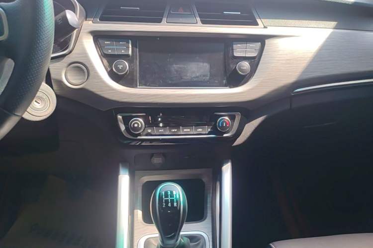Used Geely Auto Vision X3 2017 1.5L Manual Elite Model Audio And AC Panel