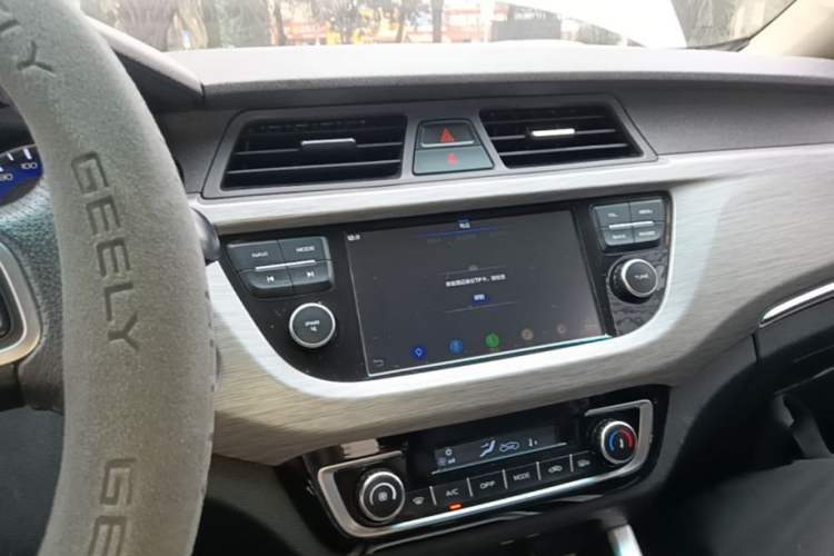 Used Geely Auto Vision X3 2017 1.5L Automatic Luxury Model Audio And AC Panel