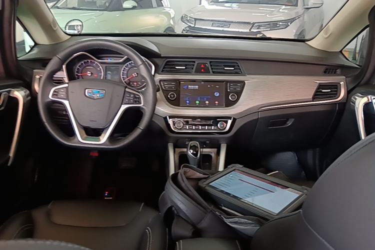 Used Geely Auto Vision X3 2017 1.5L Automatic Elite Model Center Console