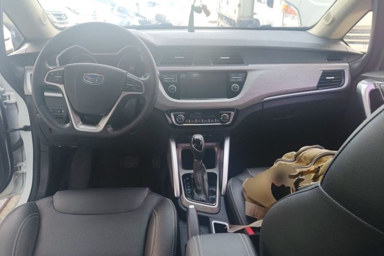 Used Geely Auto Vision X3 2017 1.5L Automatic Elite Model Center Console
