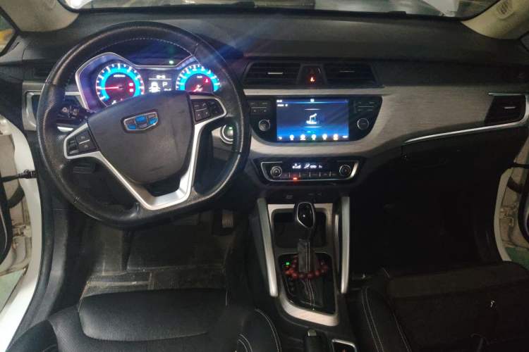 Used Geely Auto Vision X3 2017 1.5L Automatic Elite Model Center Console