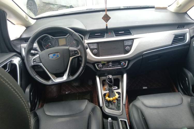Used Geely Auto Vision X3 2017 1.5L Automatic Elite Model Center Console