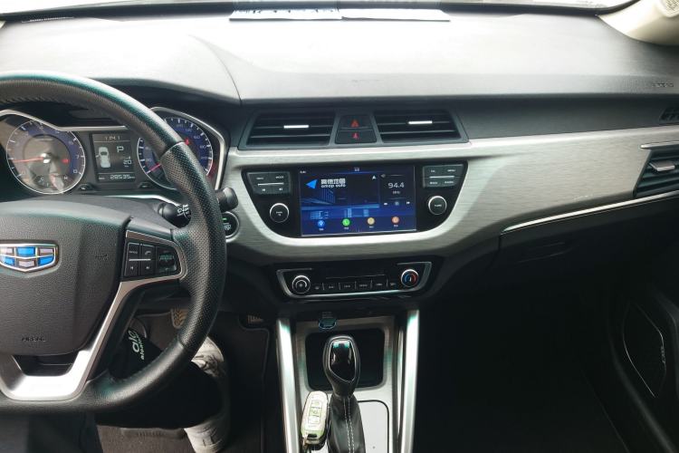 Used Geely Auto Vision X3 2017 1.5L Automatic Elite Model Center Console
