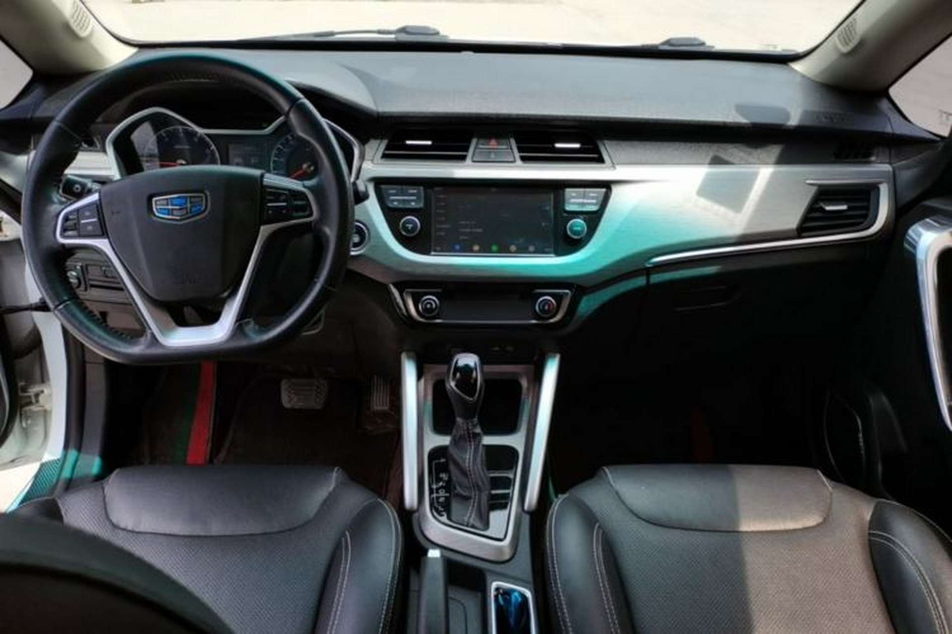 Used Geely Auto Vision X3 2017 1.5L Automatic Elite Model Center Console