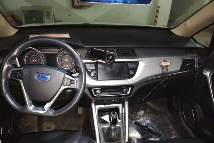 Used Geely Auto Vision X3 2017 1.5L Manual Elite Model Center Console