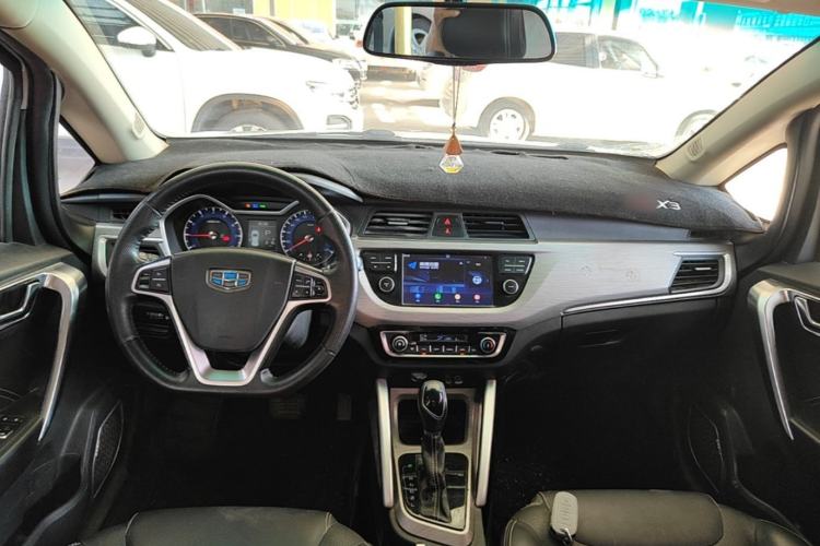 Used Geely Auto Vision X3 2017 1.5L Automatic Elite Model Center Console