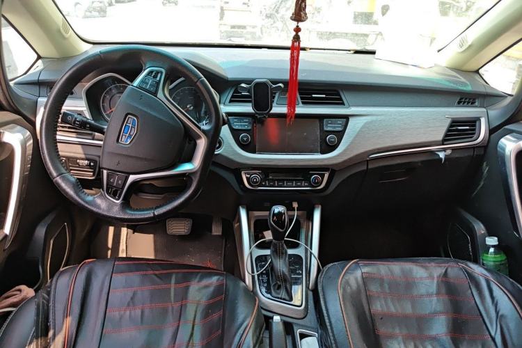 Used Geely Auto Vision X3 2017 1.5L Automatic Elite Model Center Console