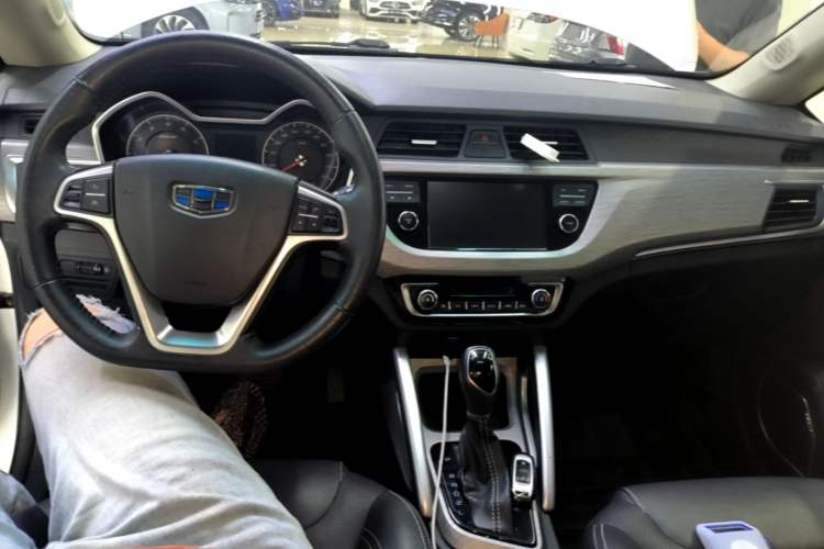 Used Geely Auto Vision X3 2017 1.5L Automatic Elite Model Center Console