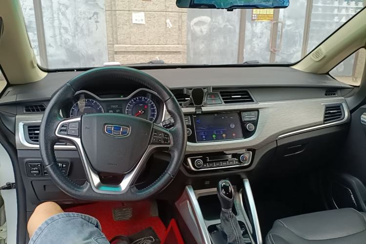 Used Geely Auto Vision X3 2017 1.5L Automatic Elite Model Center Console