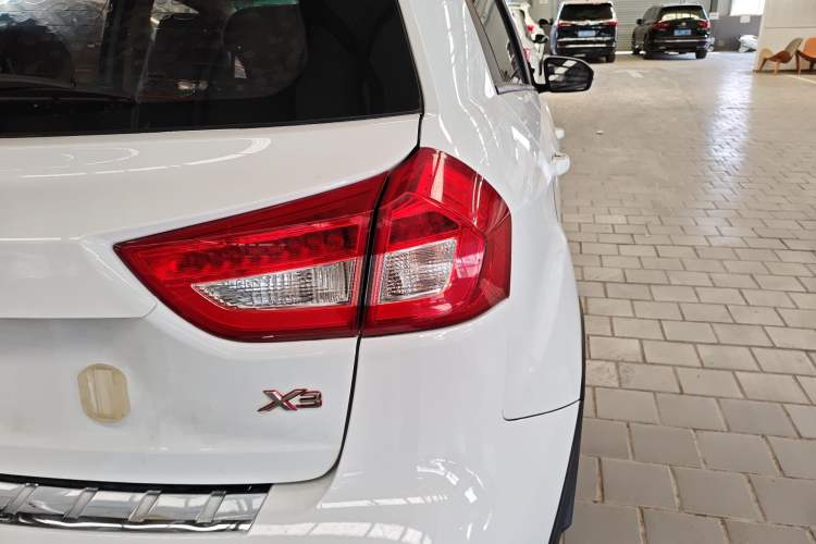 Used Geely Auto Vision X3 2017 1.5L Automatic Elite Model Exterior 3