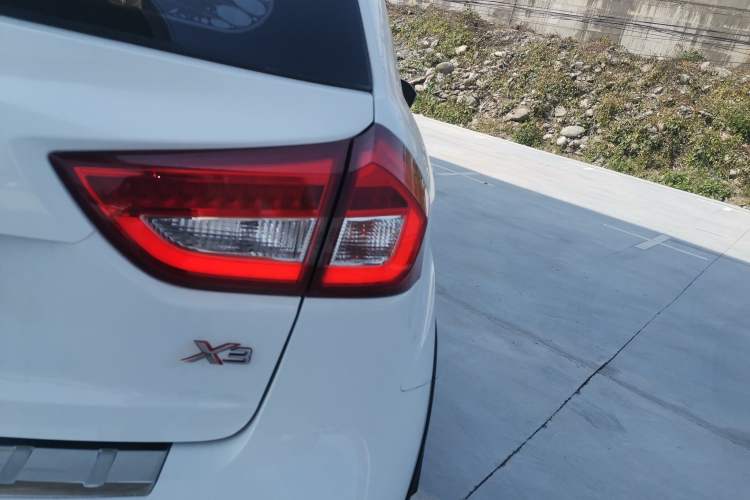 Used Geely Auto Vision X3 2017 1.5L Manual Elite Model Exterior 6