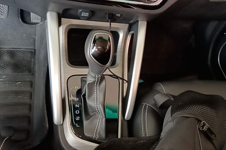 Used Geely Auto Vision X3 2017 1.5L Automatic Elite Model Gear Lever