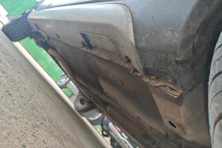 Used Geely Auto Vision X3 2017 1.5L Automatic Elite Model Right Side Sill