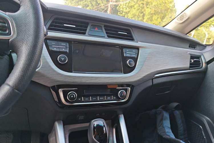 Used Geely Auto Vision X3 2017 1.5L Automatic Elite Model Audio And AC Panel