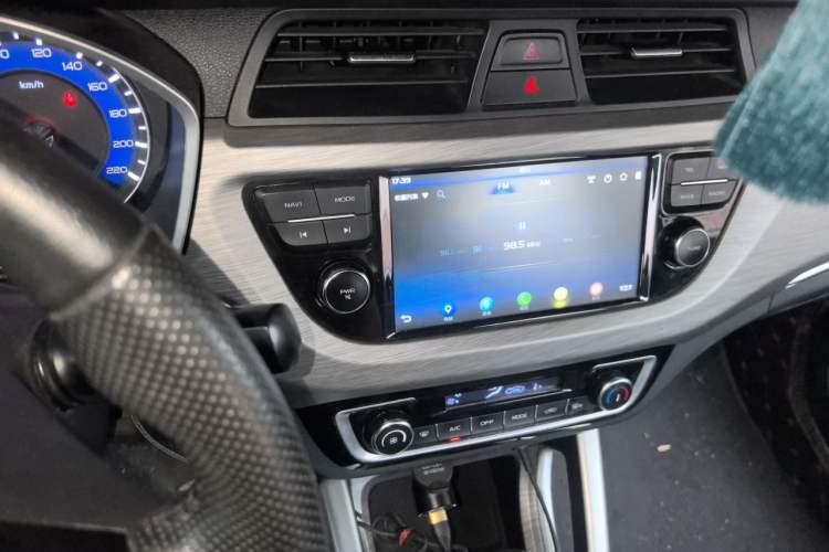 Used Geely Auto Vision X3 2017 1.5L Automatic Luxury Model Audio And AC Panel