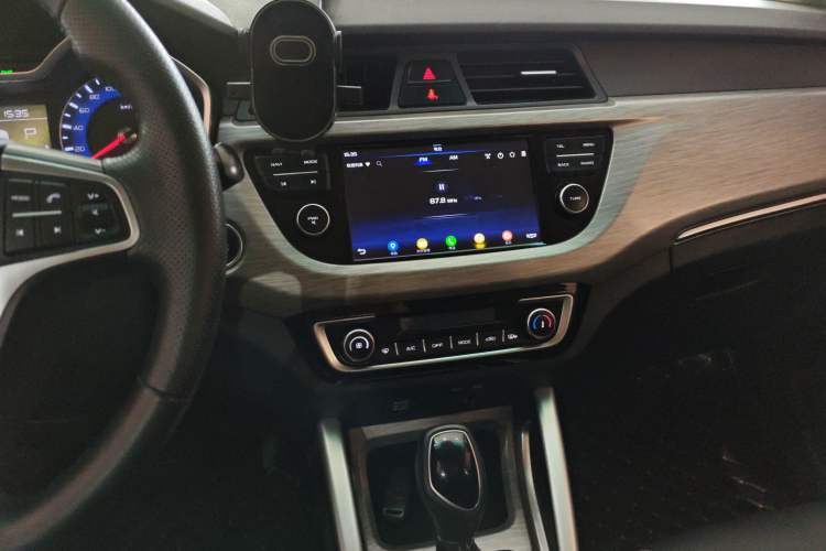 Used Geely Auto Vision X3 2017 1.5L Automatic Elite Model Audio And AC Panel