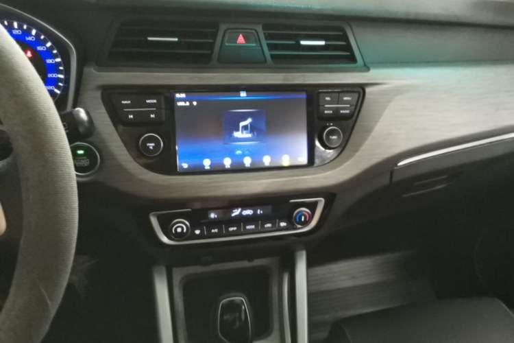 Used Geely Auto Vision X3 2017 1.5L Automatic Luxury Model Audio And AC Panel