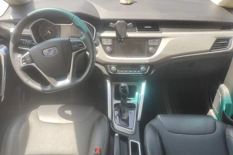 Used Geely Auto Vision X3 2017 1.5L Automatic Elite Model Center Console