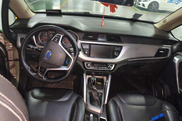 Used Geely Auto Vision X3 2017 1.5L Manual Elite Model Center Console