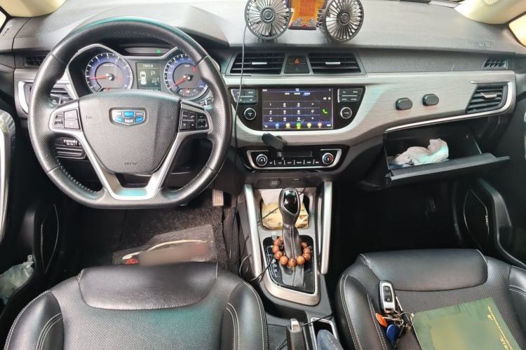 Used Geely Auto Vision X3 2017 1.5L Automatic Elite Model Center Console