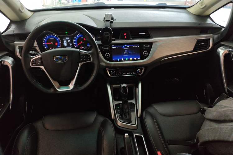 Used Geely Auto Vision X3 2017 1.5L Automatic Elite Model Center Console