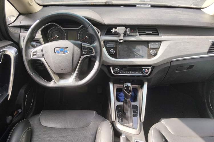 Used Geely Auto Vision X3 2017 1.5L Automatic Elite Model Center Console
