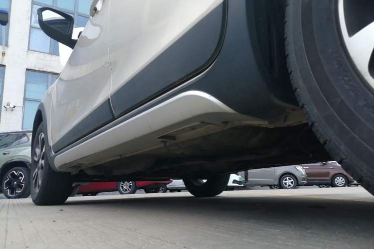 Used Geely Auto Vision X3 2017 1.5L Automatic Elite Model Left Side Sill