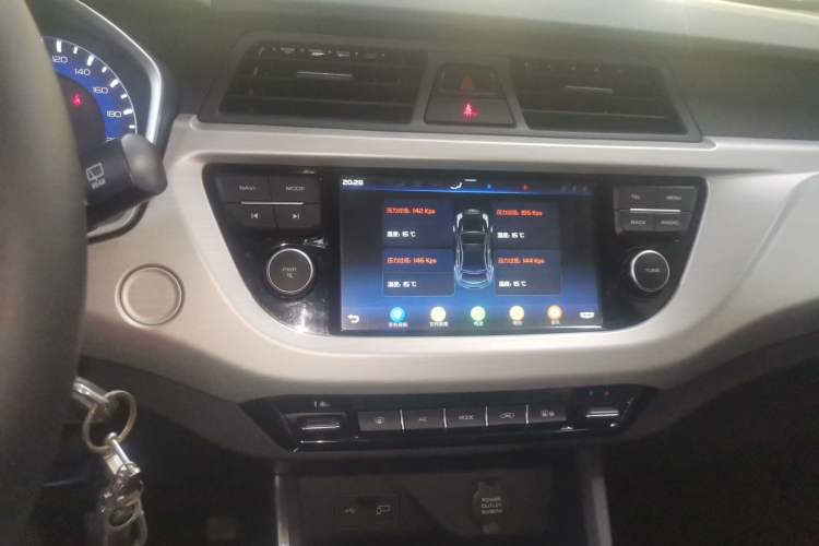 Used Geely Auto Vision X3 2019 Upgraded Model 1.5L Manual Elite Version Audio And AC Panel