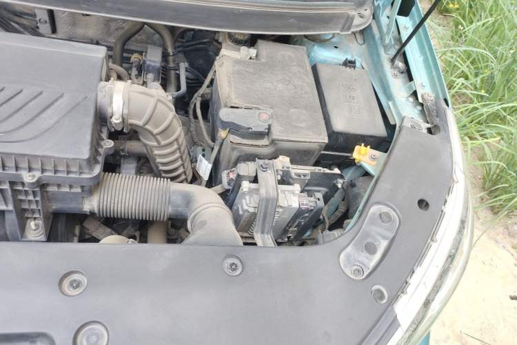 Used Geely Auto Vision X3 2019 Upgraded Model 1.5L CVT Prestige Version Engine Bay Left