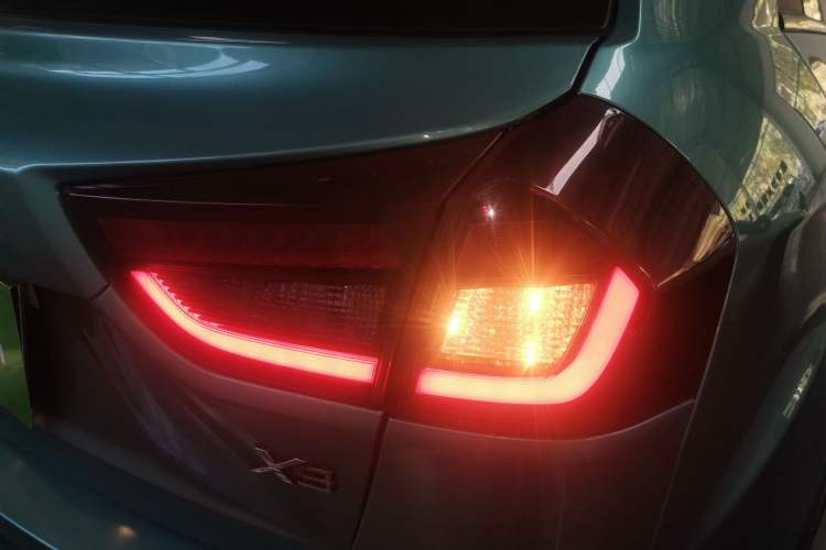 Used Geely Auto Vision X3 2019 Upgraded Model 1.5L Manual Elite Version Exterior 6