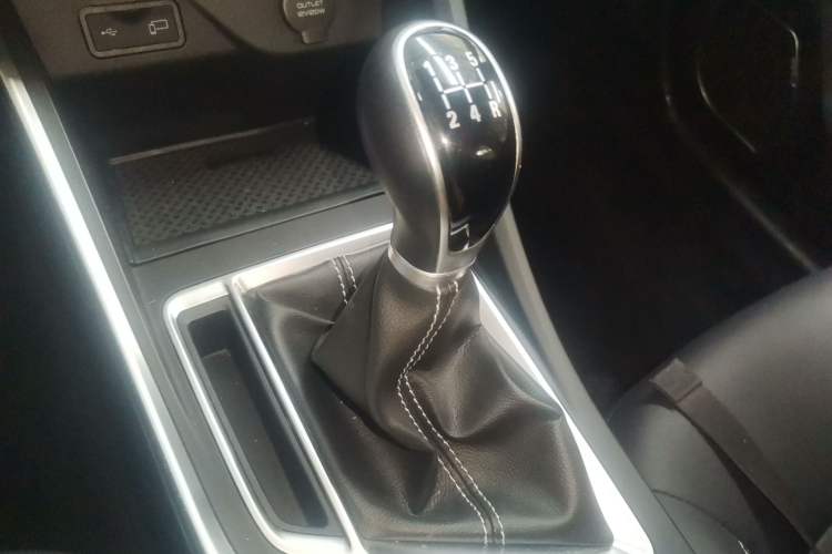 Used Geely Auto Vision X3 2019 Upgraded Model 1.5L Manual Elite Version Gear Lever